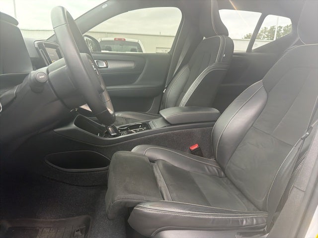 2022 Volvo XC40 R-Design