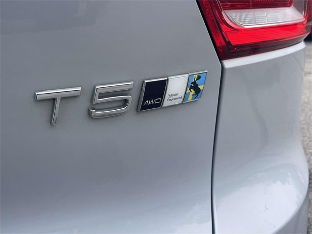 2022 Volvo XC40 R-Design