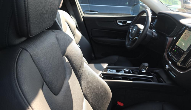2024 Volvo XC60 B5 Plus Dark Theme