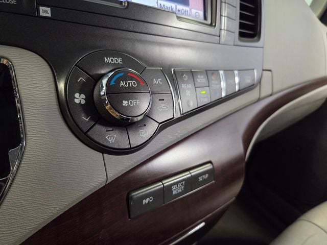 2013 Toyota Sienna XLE 8 Passenger