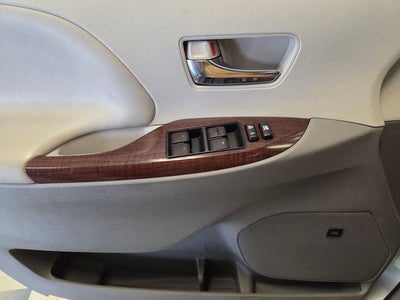 2013 Toyota Sienna XLE 8 Passenger