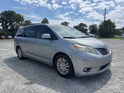 2013 Toyota Sienna XLE 8 Passenger