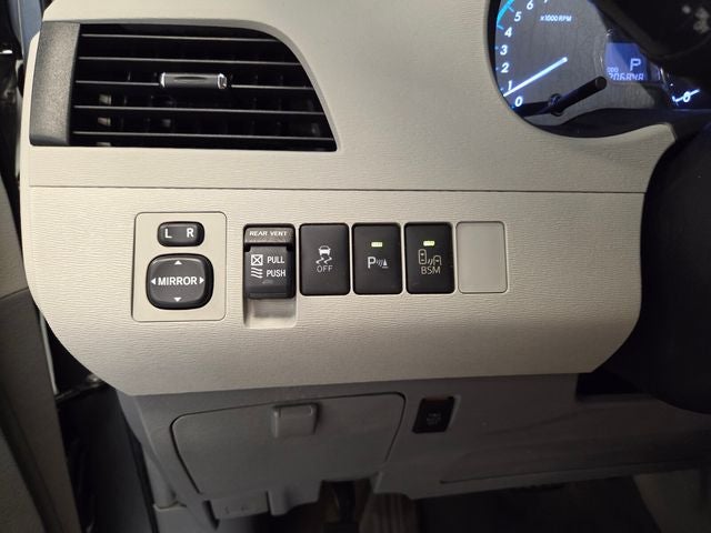 2013 Toyota Sienna XLE 8 Passenger