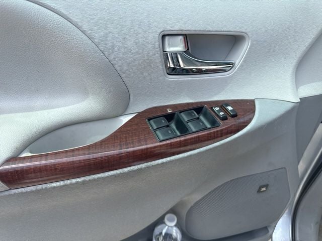 2013 Toyota Sienna XLE 8 Passenger