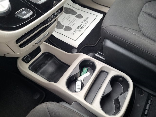 2022 Chrysler Voyager LX