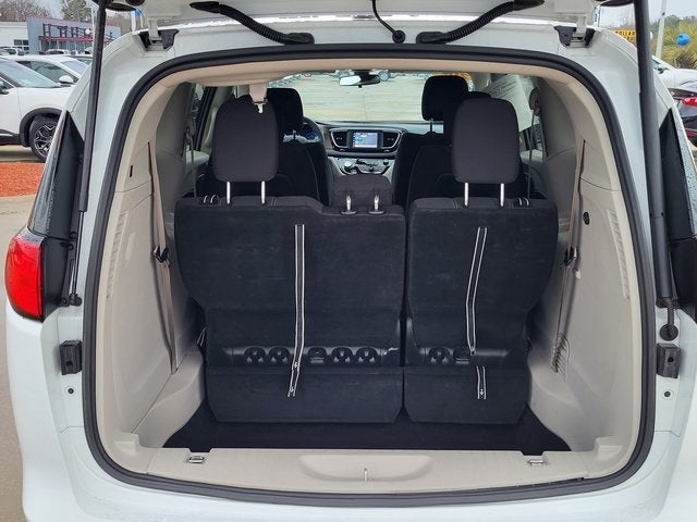 2022 Chrysler Voyager LX