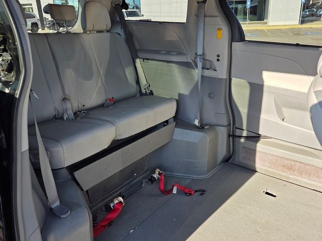 2014 Toyota Sienna Limited HANDICAP MOBILITY RAMP