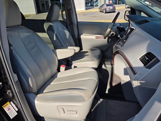 2014 Toyota Sienna Limited HANDICAP MOBILITY RAMP