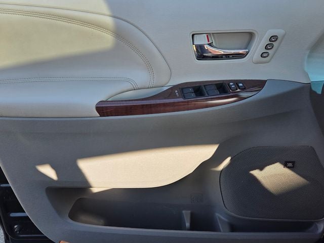 2014 Toyota Sienna Limited HANDICAP MOBILITY RAMP