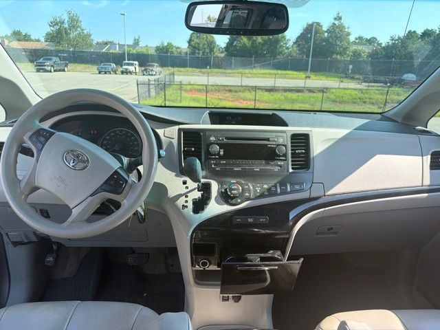 2014 Toyota Sienna LE 8 Passenger
