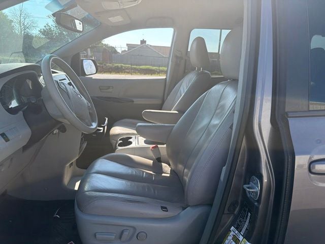 2014 Toyota Sienna LE 8 Passenger