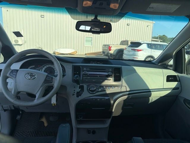 2013 Toyota Sienna SE 8 Passenger