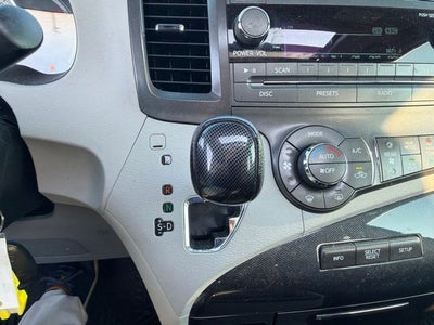 2013 Toyota Sienna SE 8 Passenger