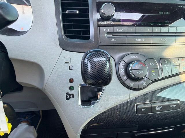 2013 Toyota Sienna SE 8 Passenger