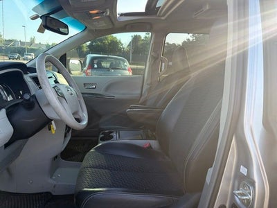 2013 Toyota Sienna SE 8 Passenger