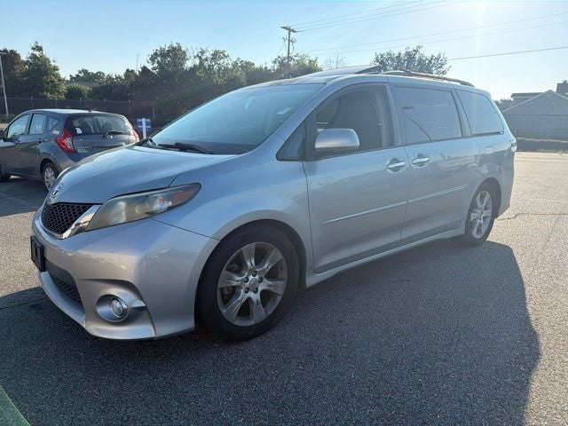 2013 Toyota Sienna SE 8 Passenger