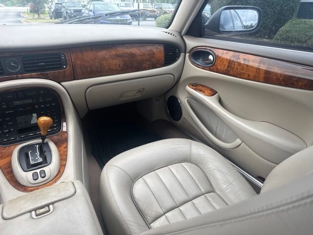 2003 Jaguar XJ8 Base
