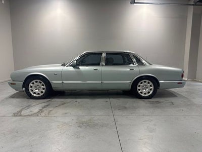 2000 Jaguar XJ8 Base