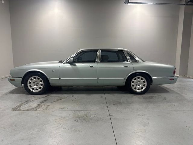 2000 Jaguar XJ8 Base