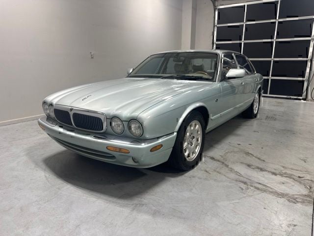 2000 Jaguar XJ8 Base