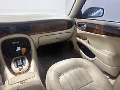 2000 Jaguar XJ8 Base