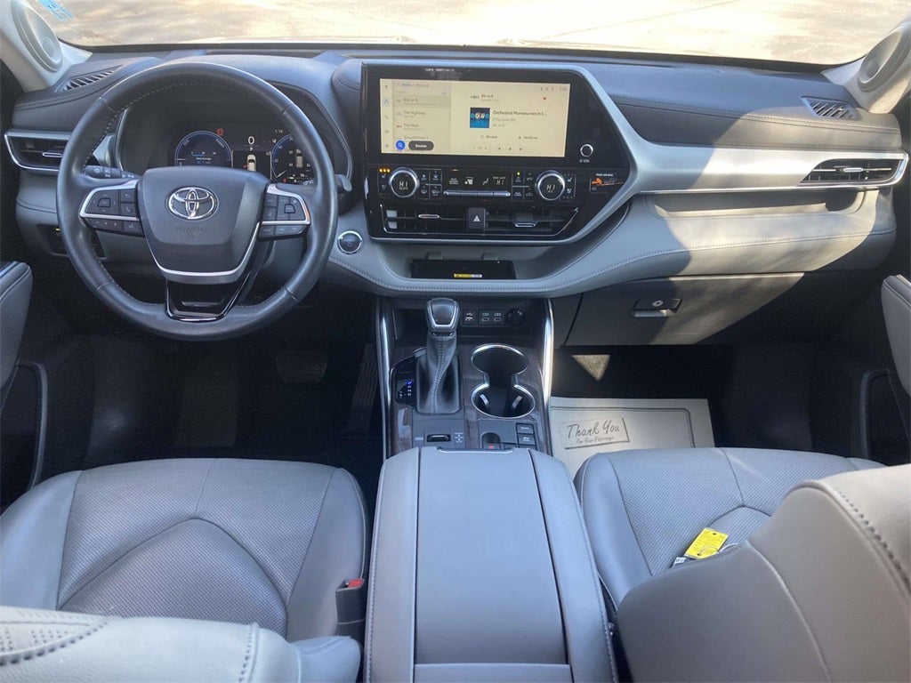 2023 Toyota Highlander Hybrid Platinum
