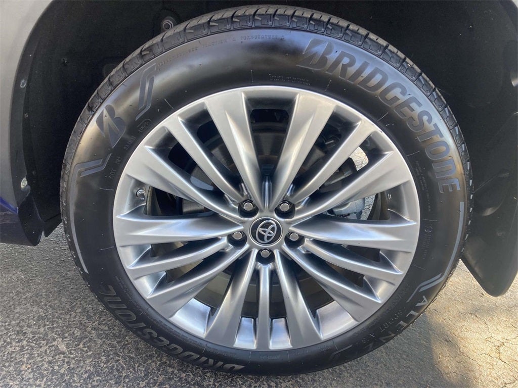 2023 Toyota Highlander Hybrid Platinum