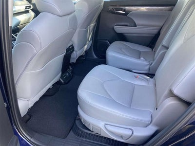 2023 Toyota Highlander Hybrid Platinum